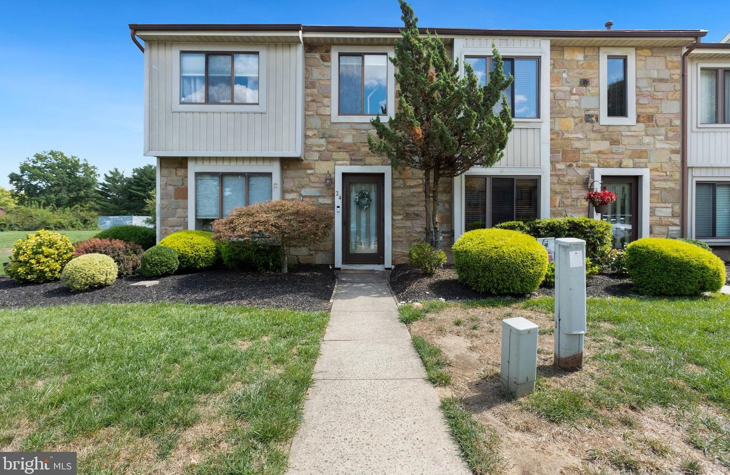 24 Topaz Ln, Trenton, NJ 08690