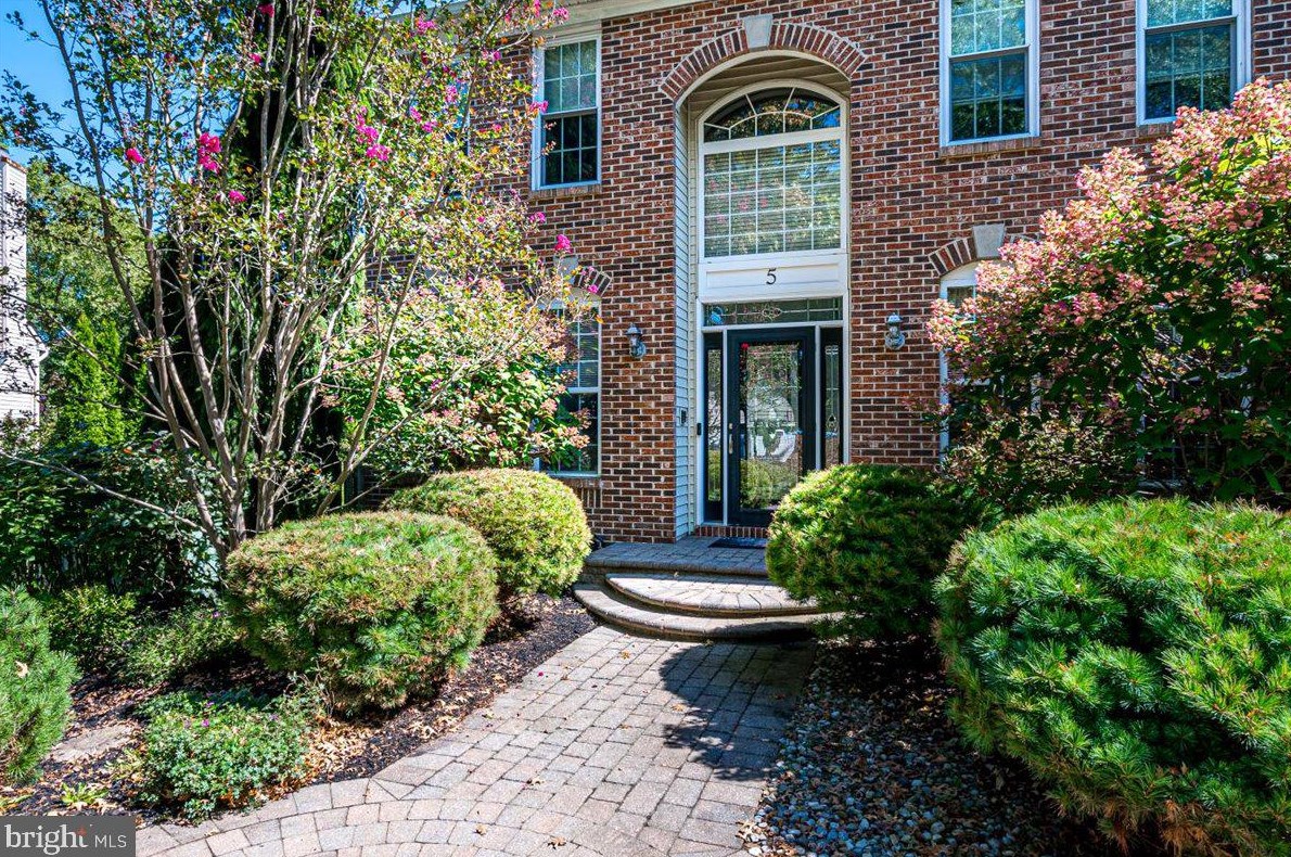 5 New Castle Ct, East Windsor, NJ 08520