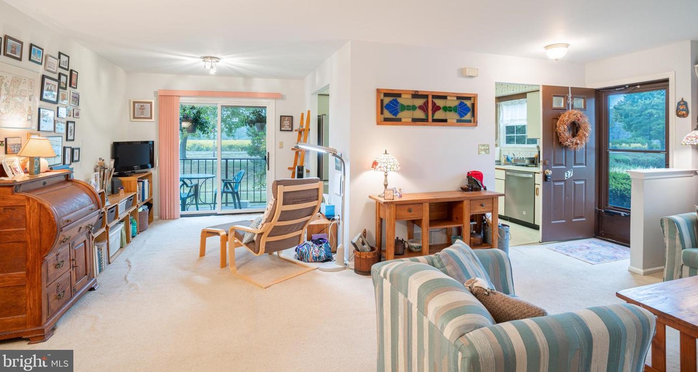 37 Barclay Ct, Lawrence Township, NJ 08648