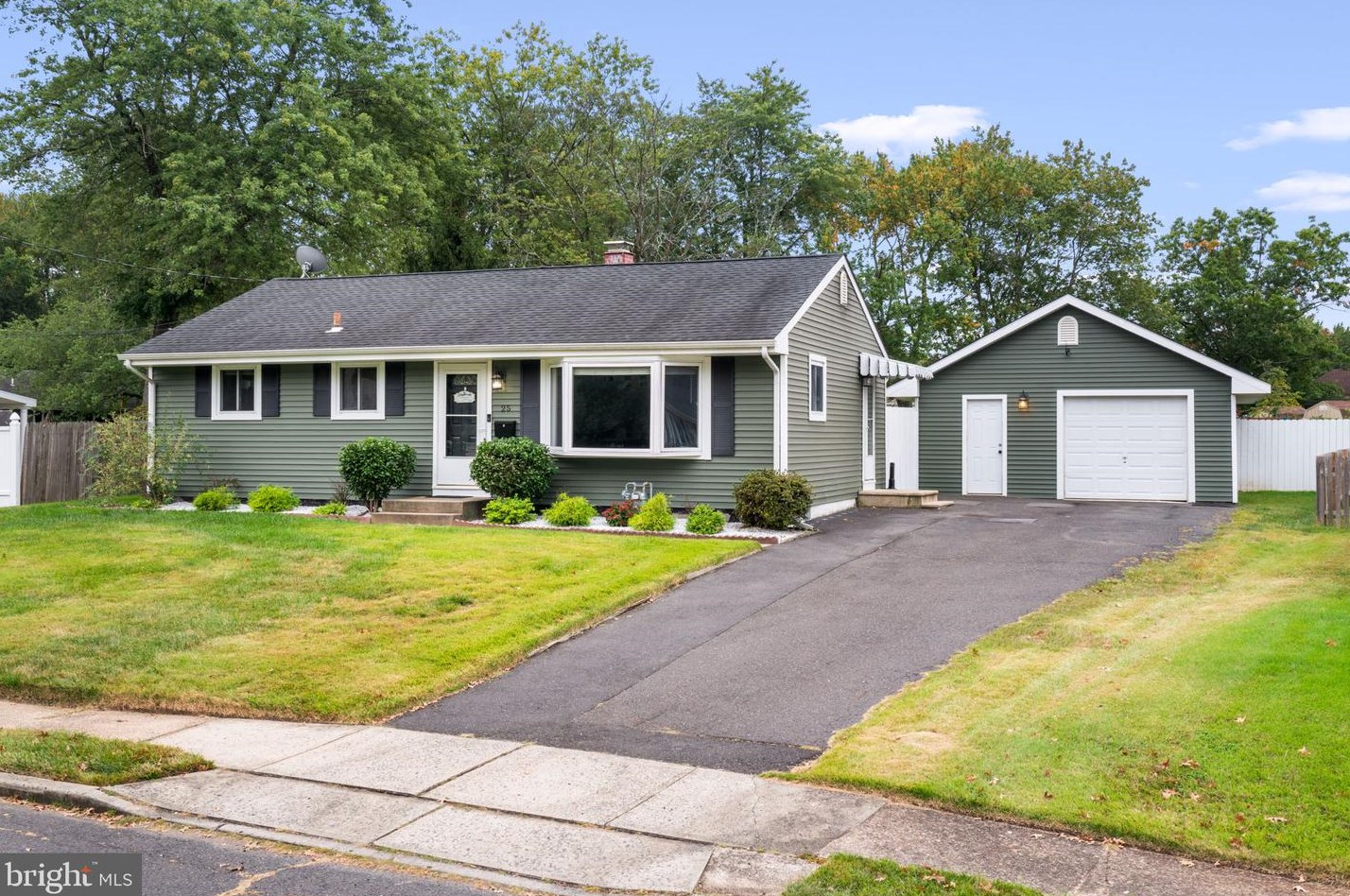 25 Phaeton Dr, Trenton, NJ 08690