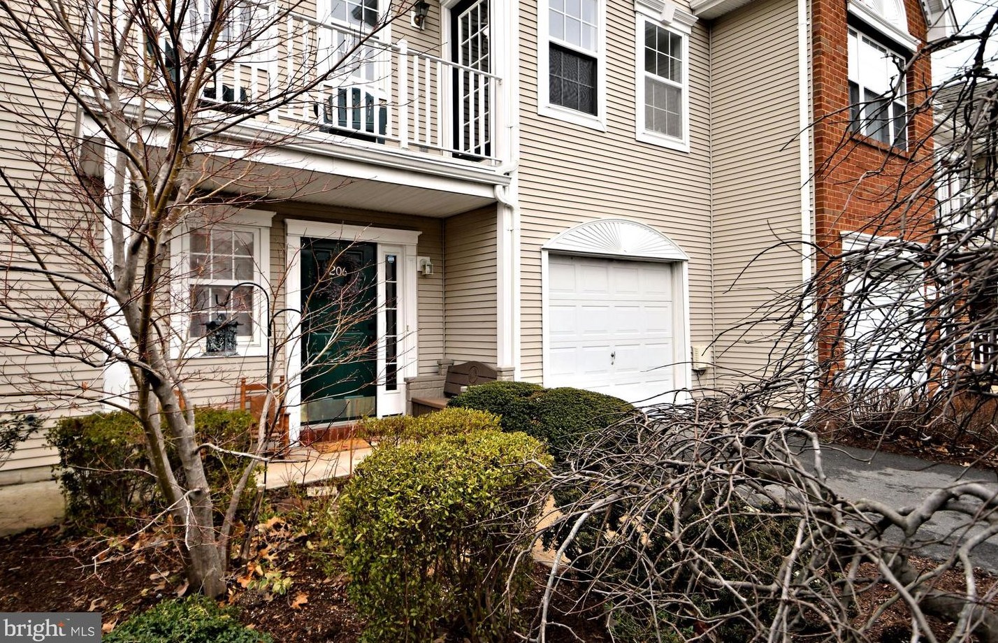 206 Deer Run Ct, Pennington, NJ 08534-5230