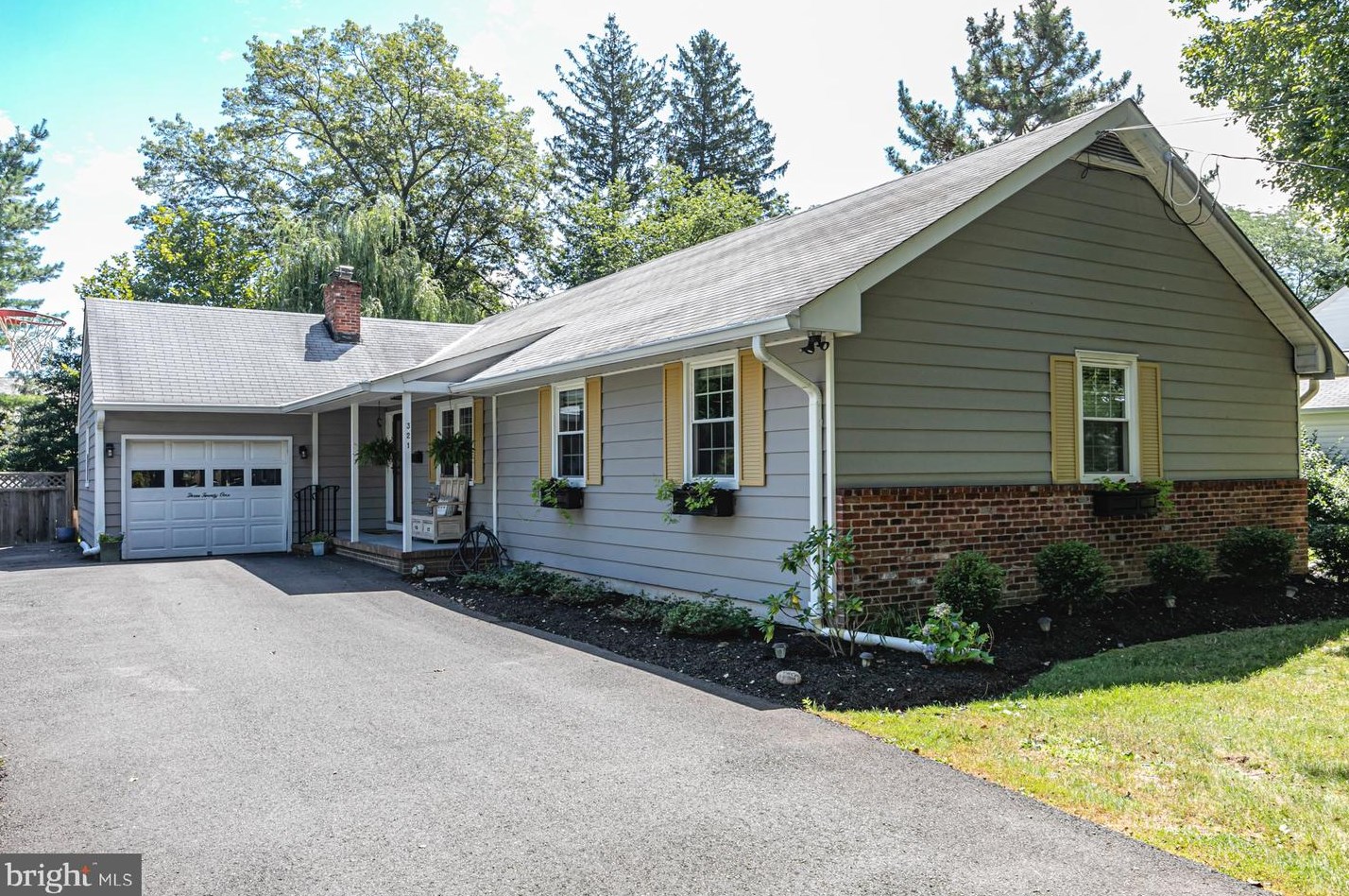 321 Sked St, Pennington, NJ 08534-2724
