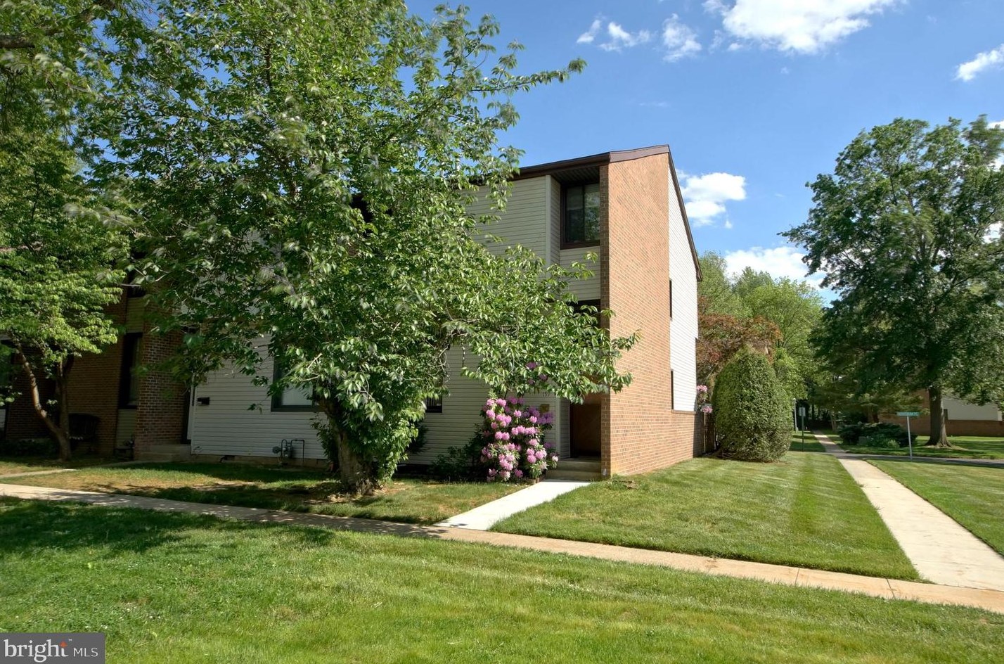 159 Henderson Pl, East Windsor NJ  08520-5708 exterior