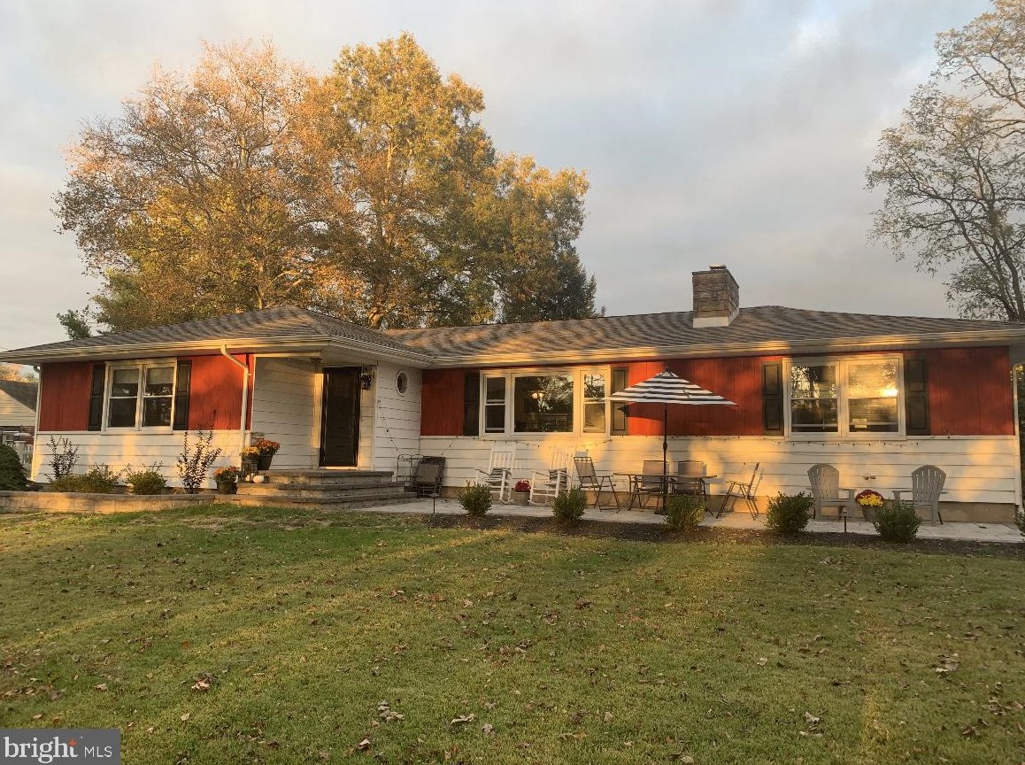 60 Lakeview Dr, Upper Freehold, NJ 08501-1706