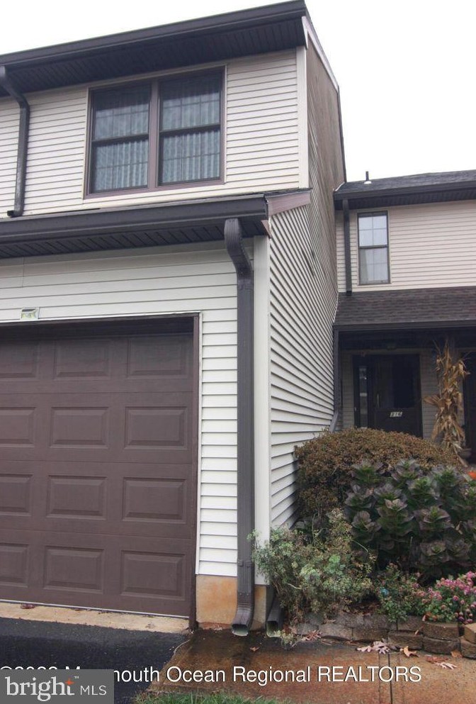 316 Longwood Dr, Millstone Township NJ  07726-3859 exterior