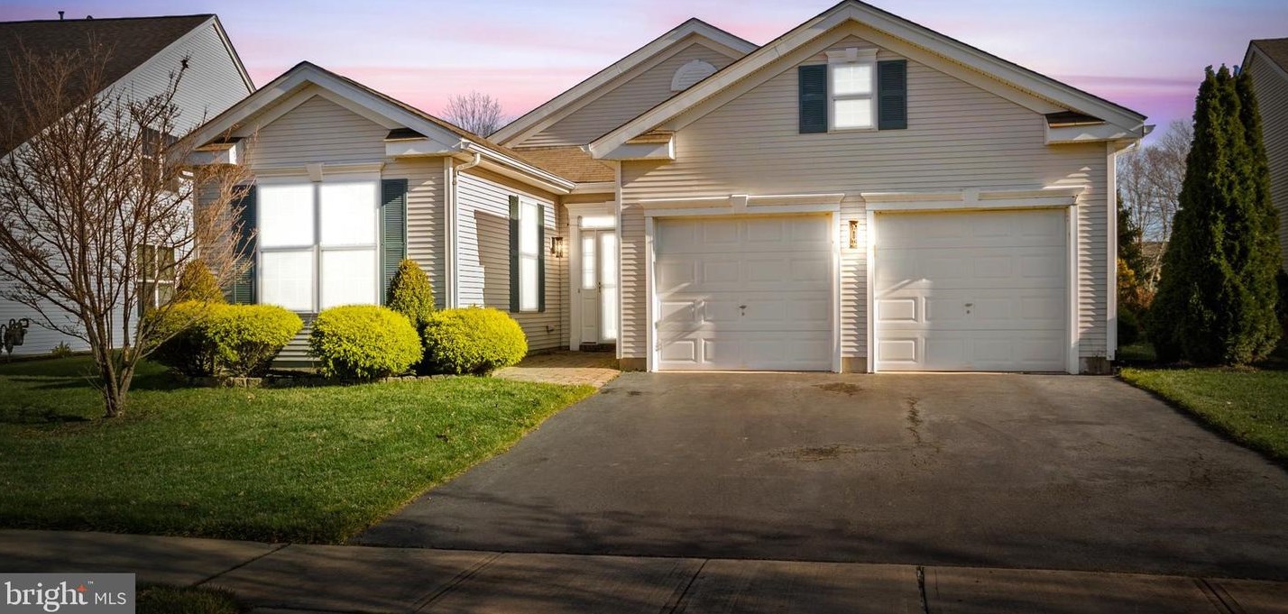 4 Minuteman Cir, Upper Freehold, NJ 08501-1850