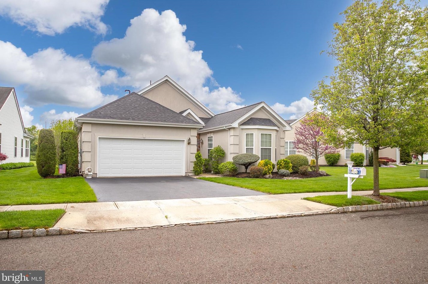 31 Bunker Hill Dr, Upper Freehold, NJ 08501-1855
