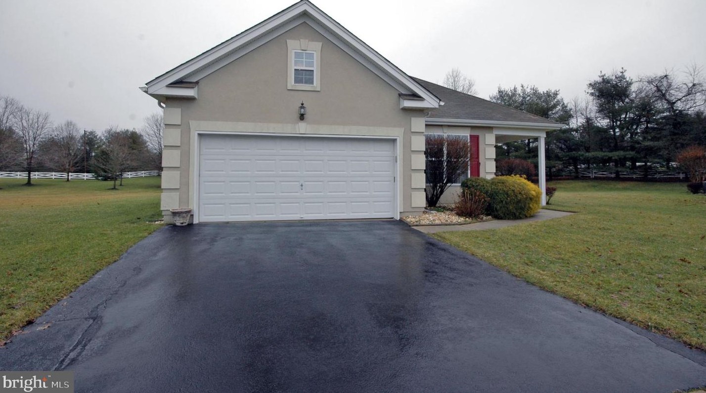 8 Mayflower Ct, Upper Freehold, NJ 08501