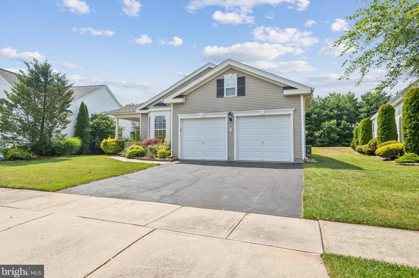 126 Minuteman Cir, Upper Freehold, NJ 08501