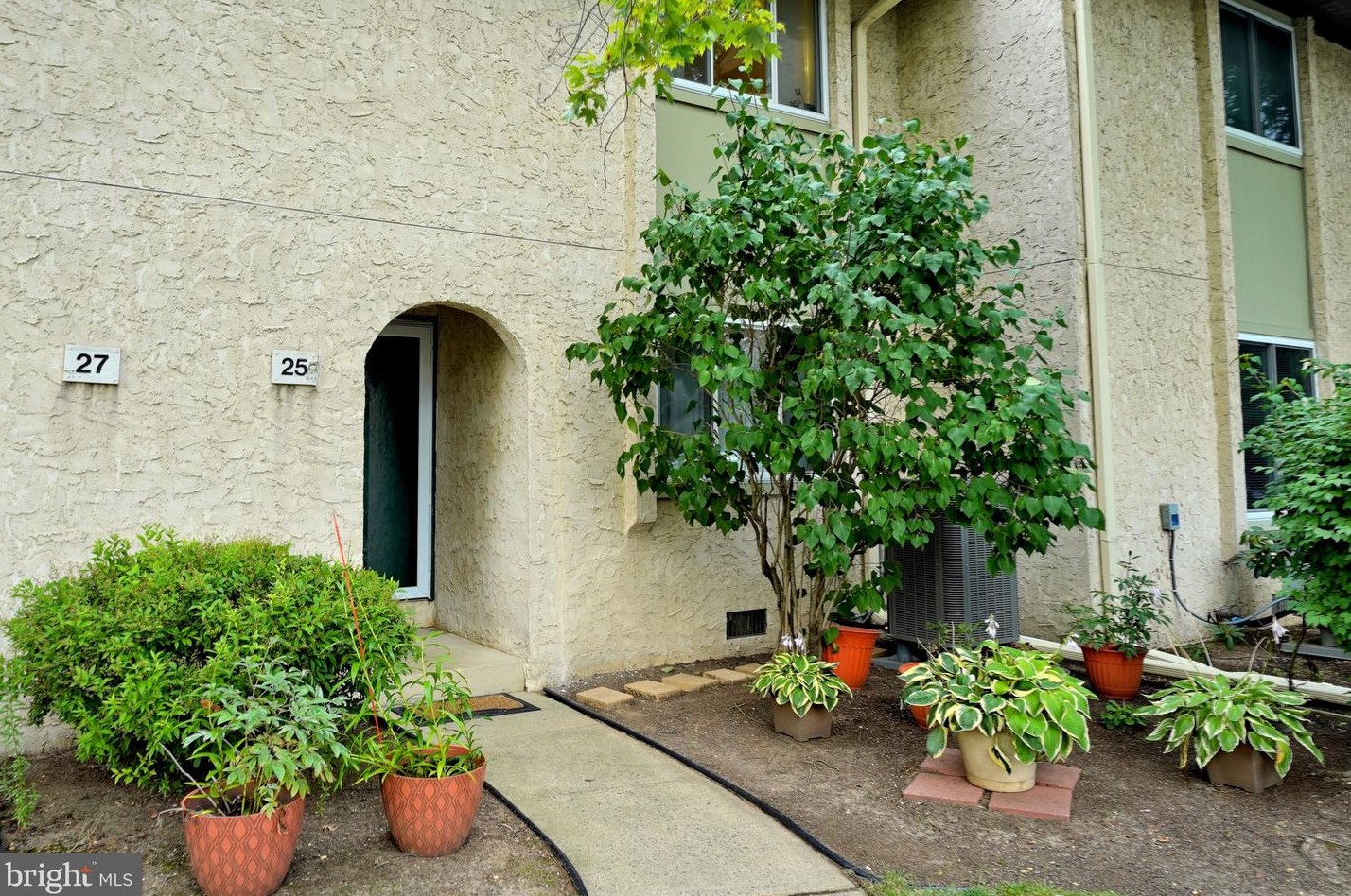 25 Tennyson Dr, Plainsboro, NJ 08536-3010