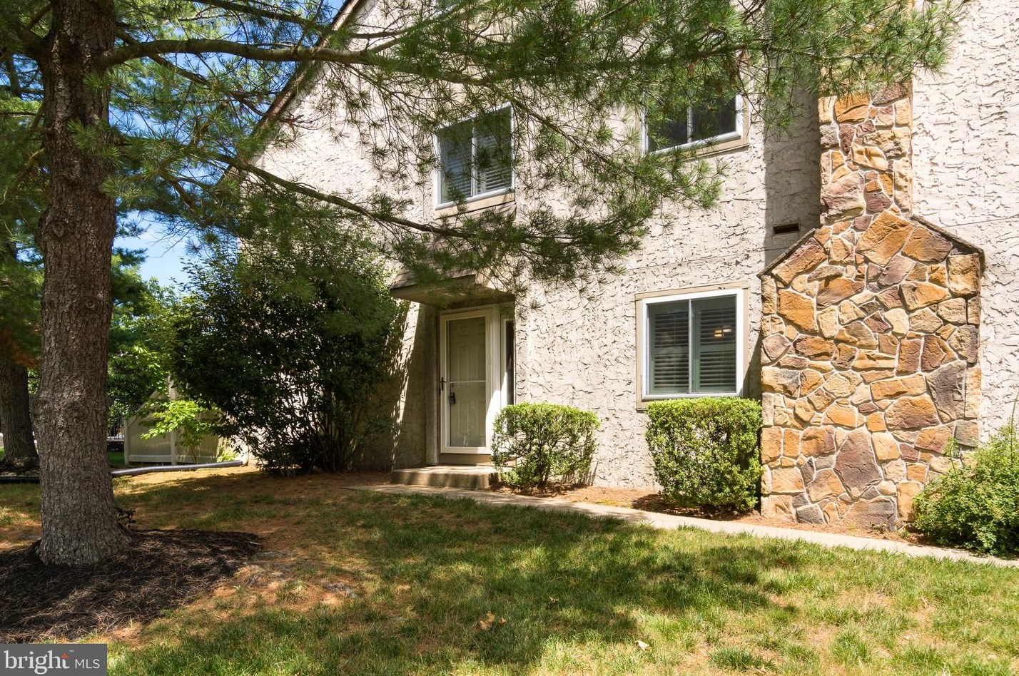 69 Thoreau Dr, Plainsboro, NJ 08536-3022