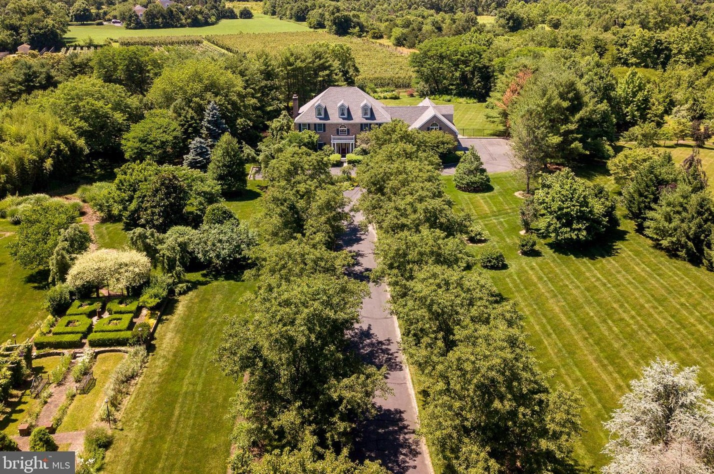 5 Pollack Ct, East Windsor, NJ 08512-2007