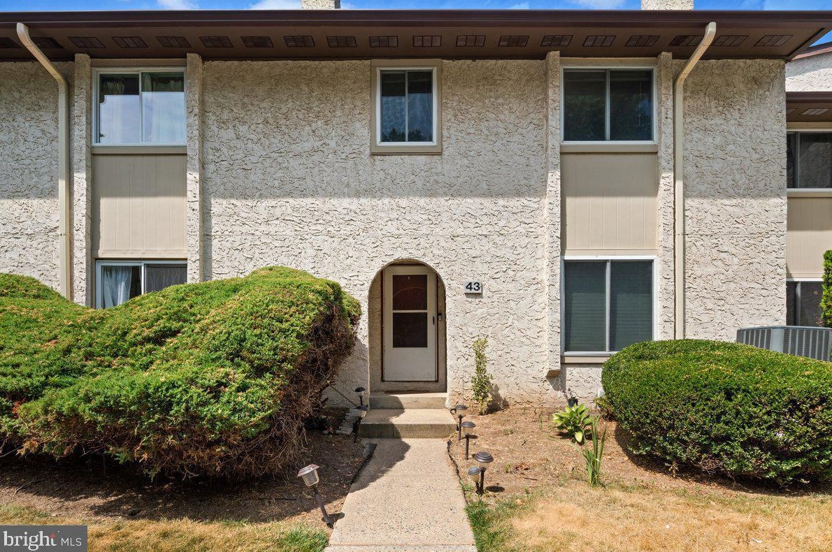 43 Thoreau Dr, Plainsboro NJ  08536-3020 exterior