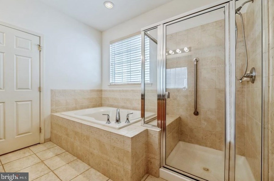 18 Missy Ln, Monroe Twp NJ 08831-3768 exterior