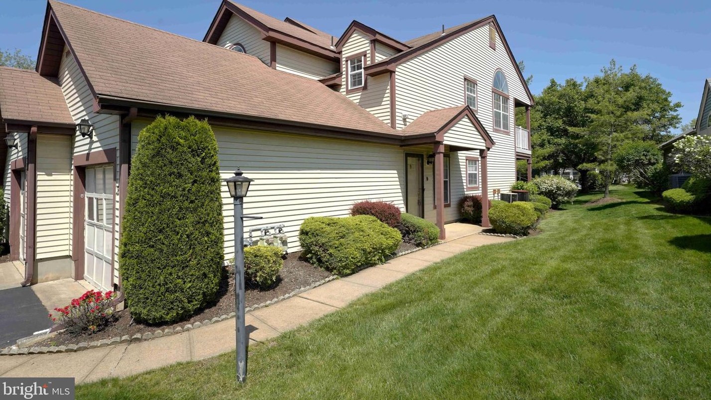 3 Edinburgh Dr, Monroe Twp, NJ 08831
