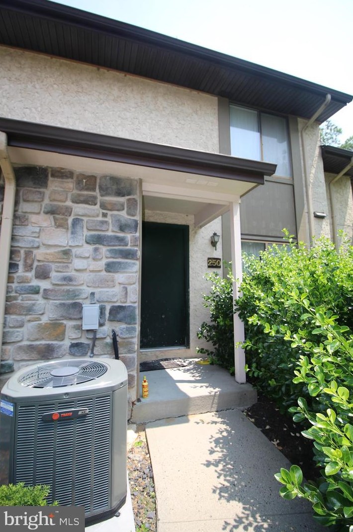 250 Hampshire Dr, Plainsboro, NJ 08536-4334