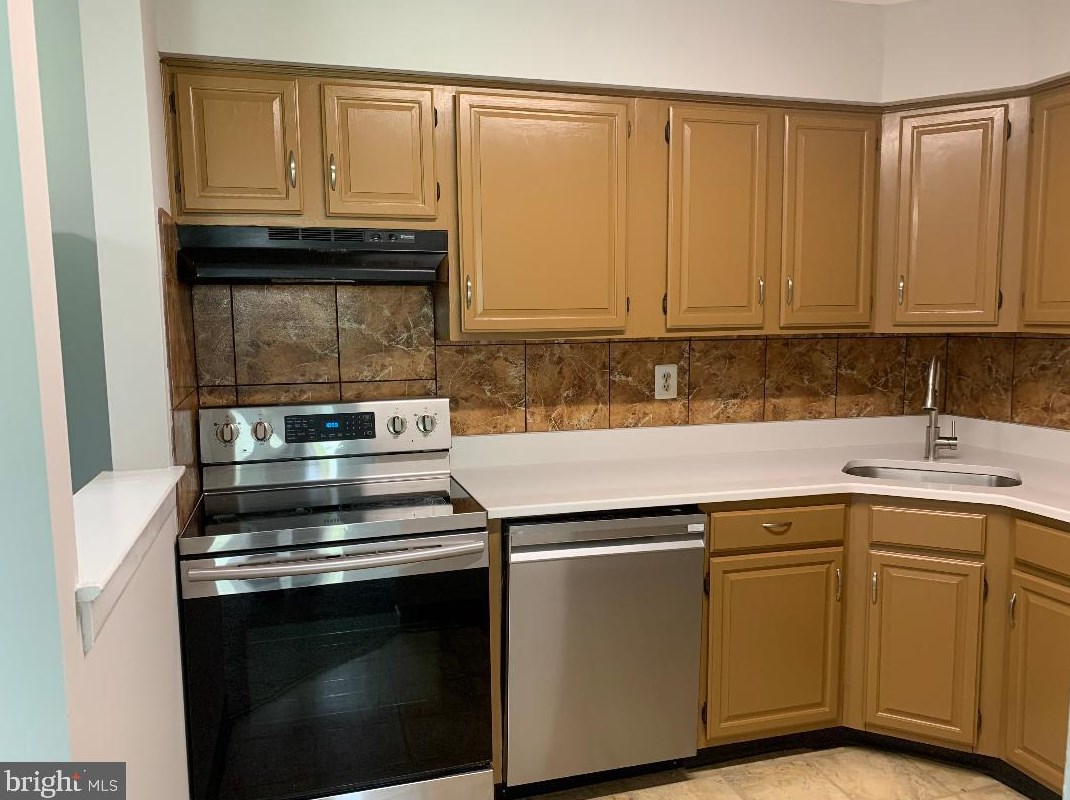 8111 Tamarron Dr, Plainsboro NJ  08536-4340 exterior