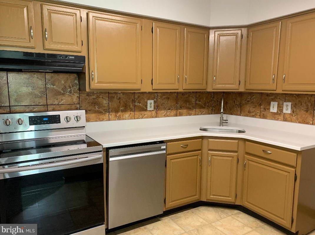 8111 Tamarron Dr, Plainsboro NJ  08536-4340 exterior