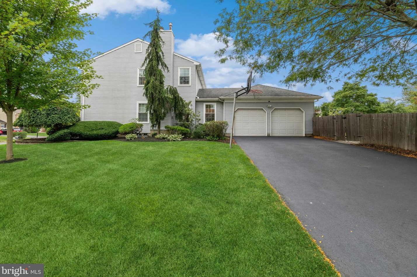 1 Chandler Ct, Plainsboro, NJ 08536-1422