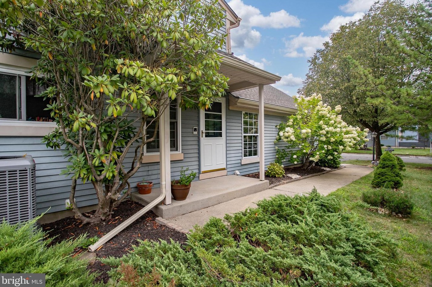 25 James Buchanan Dr, Monroe Twp, NJ 08831-5658