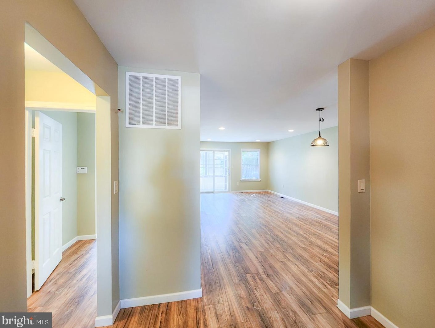 10 John Adams Ct, Monroe Twp NJ  08831-5451 exterior