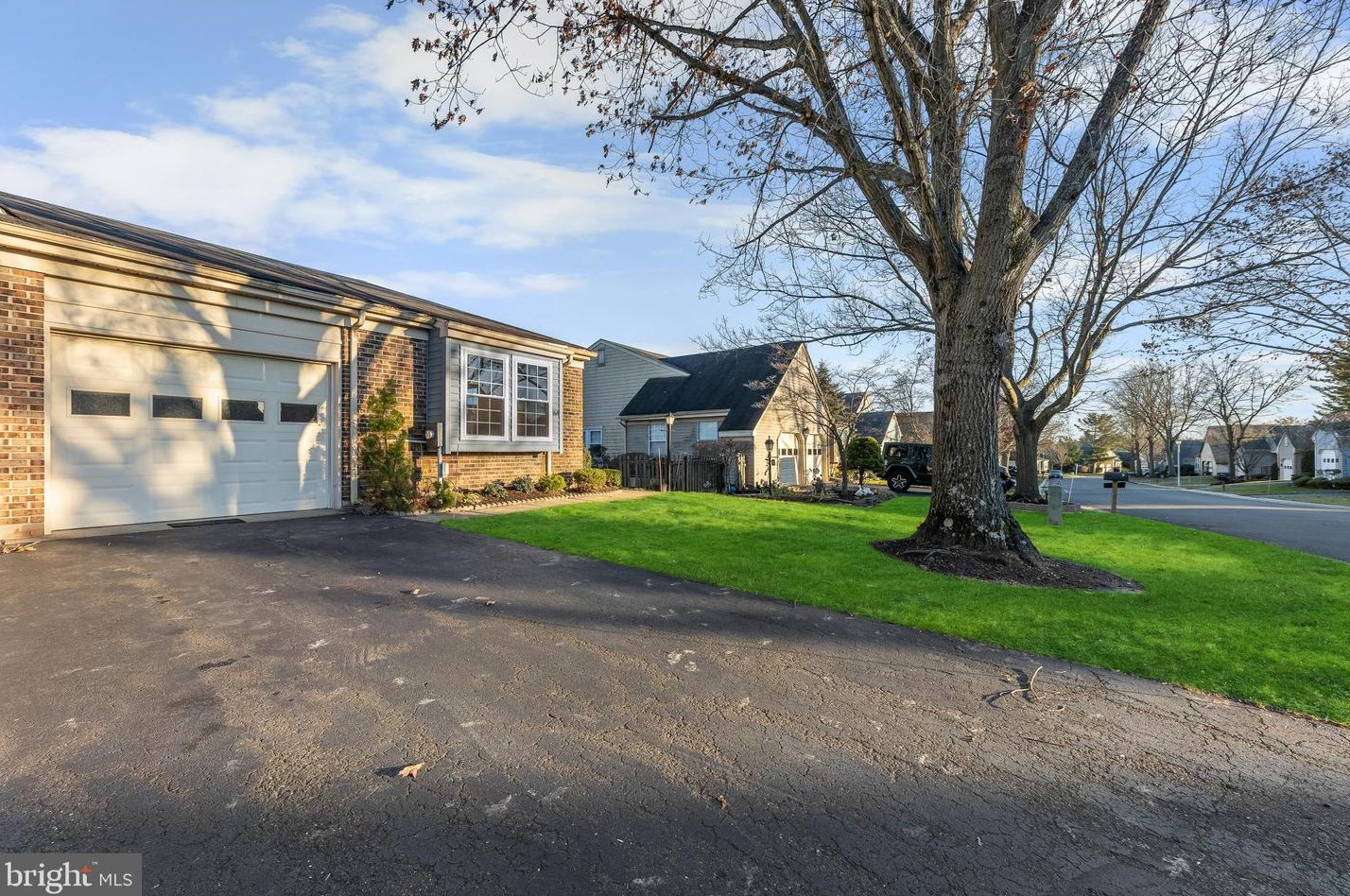 16 Patrick Henry Ct, Monroe Twp NJ  08831-5476 exterior