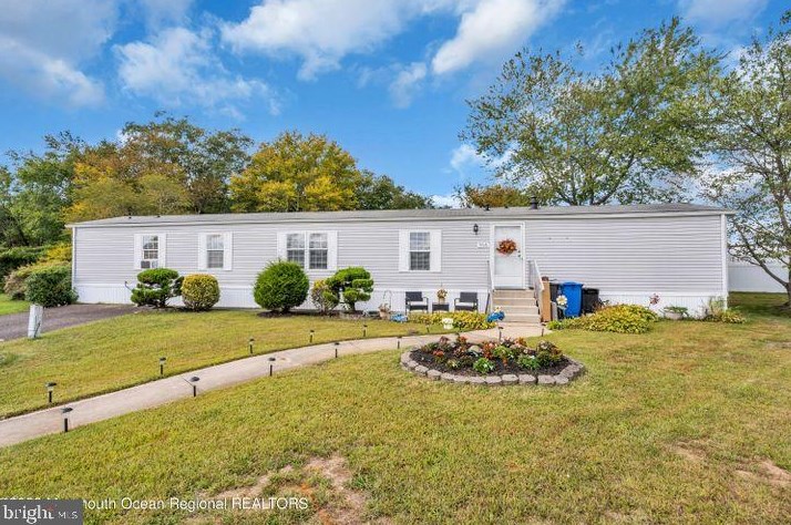 916 Peaceful Way, Toms River NJ  08755-1194 exterior