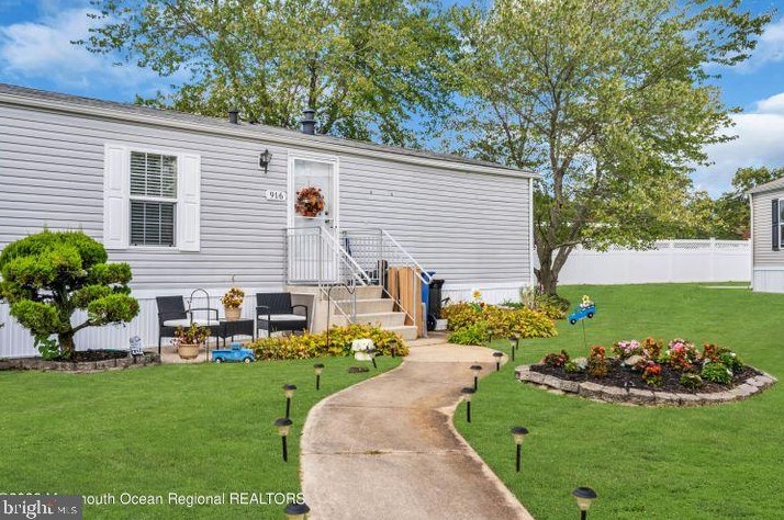 916 Peaceful Way, Toms River NJ  08755-1194 exterior