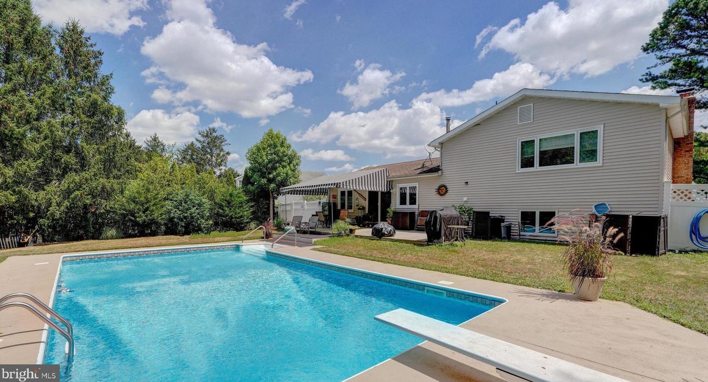 892 Jamesport Dr, Toms River, NJ 08753-3645