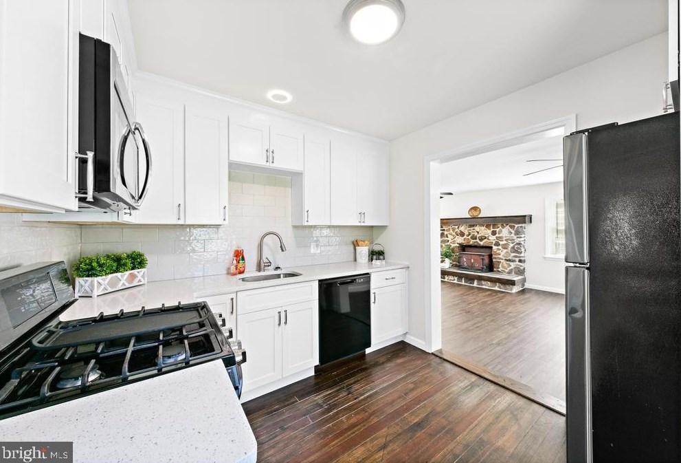 24 Oak Ln, Tuckerton, NJ 08087-9645