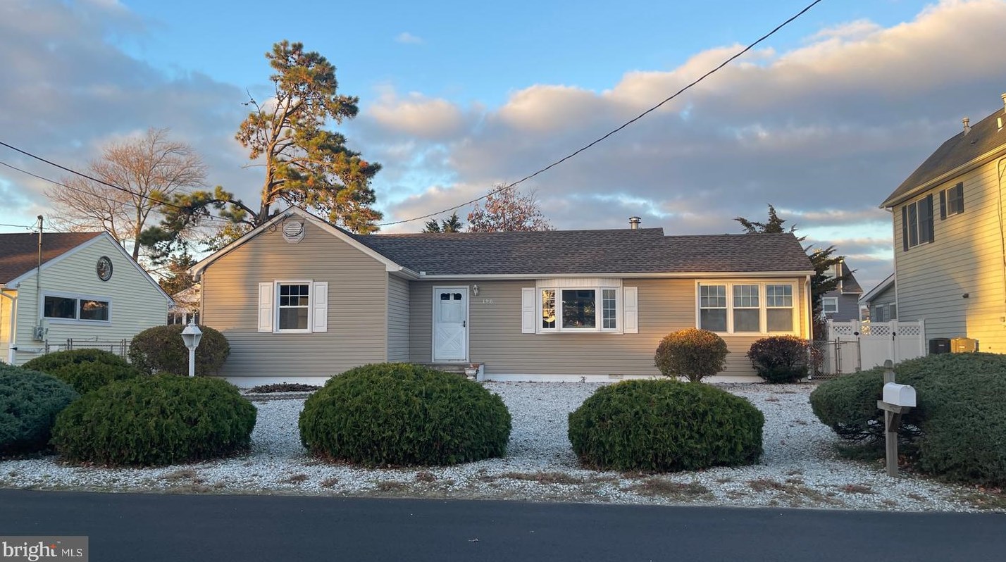 198 Bay Stream Dr, Toms River, NJ 08753