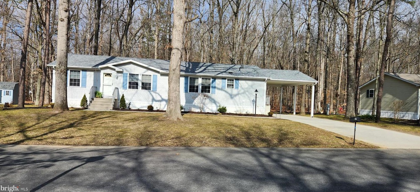 19 Edgewood Dr, Upper Freehold Township, NJ 08514
