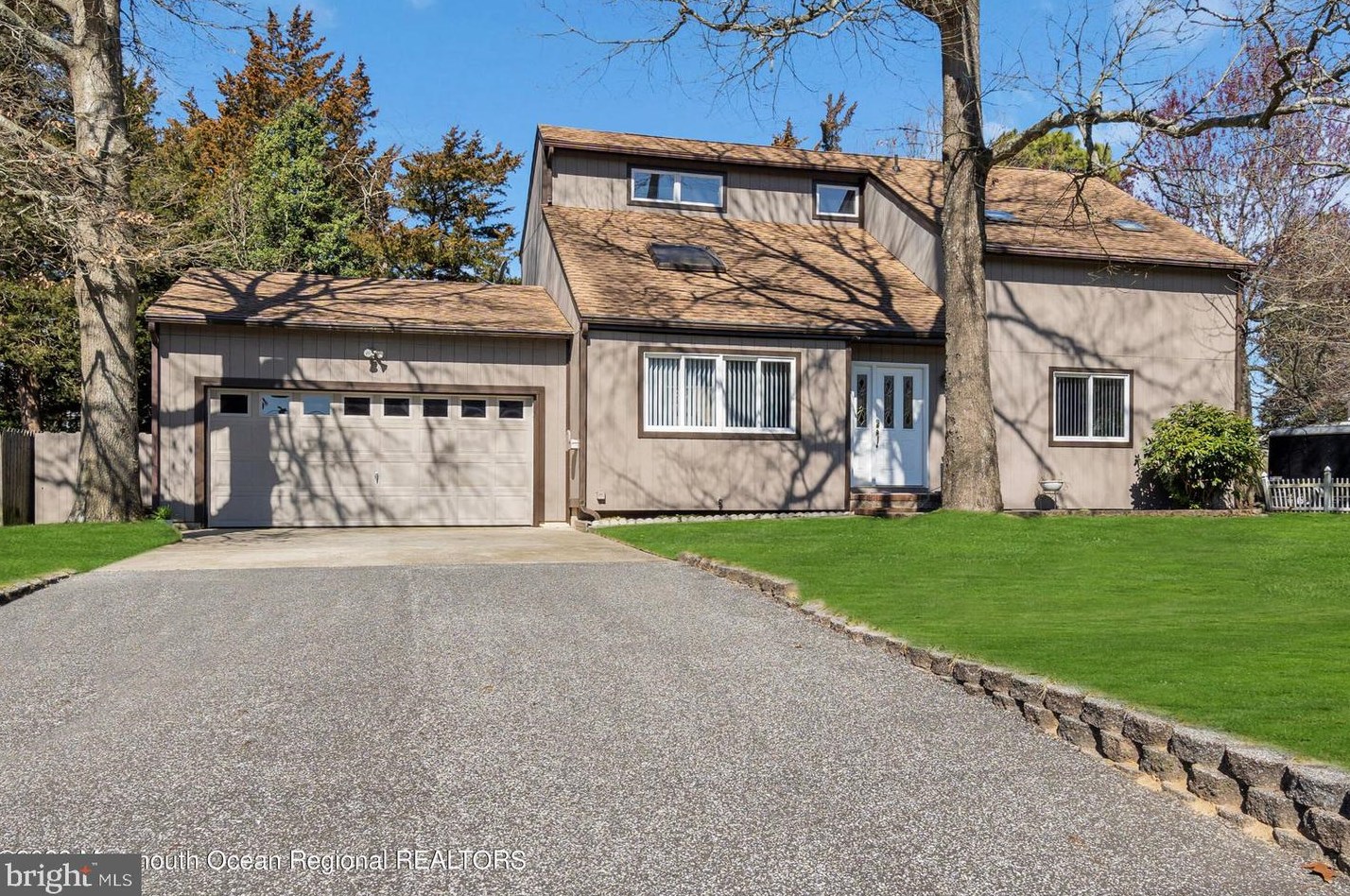 15 Colonial Dr, Tuckerton, NJ 08087-1908