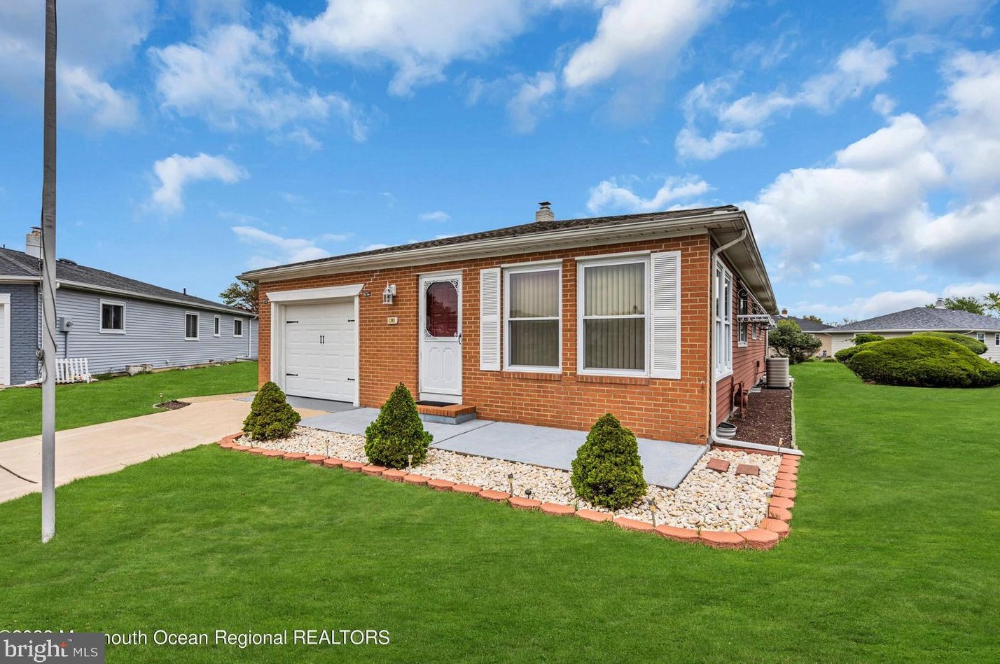 26 Capri Ct, Toms River, NJ 08757