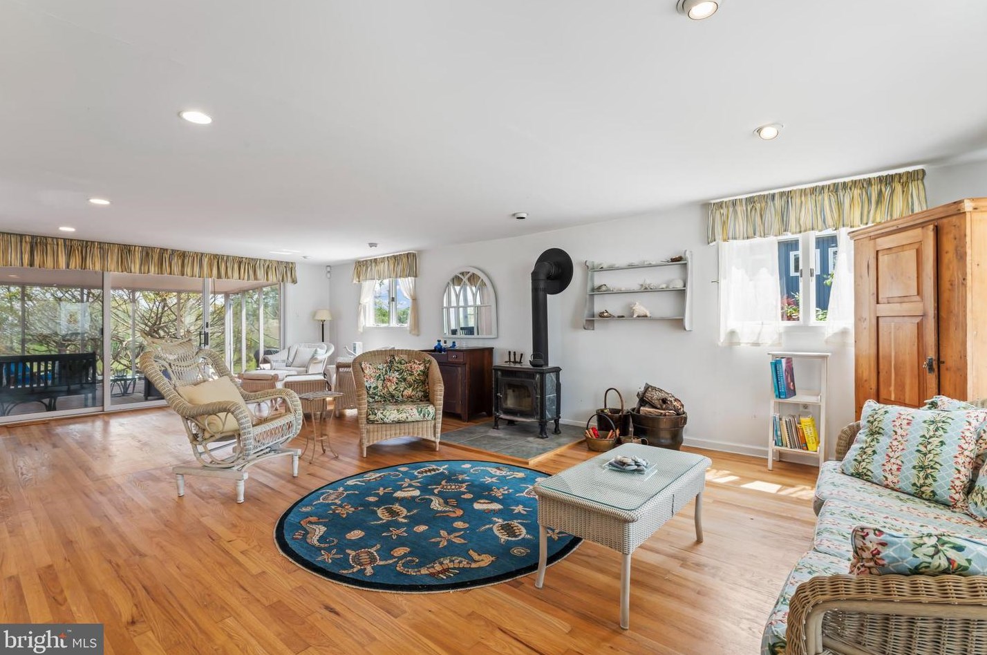 55 W Holly Dr, Long Beach Township, NJ 08008