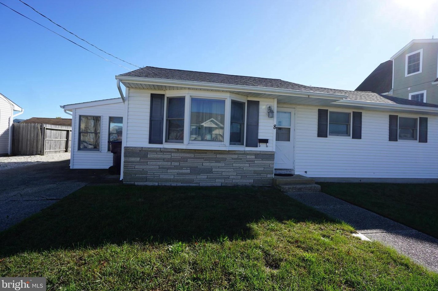8 Forecastle Dr, Tuckerton, NJ 08087-1512