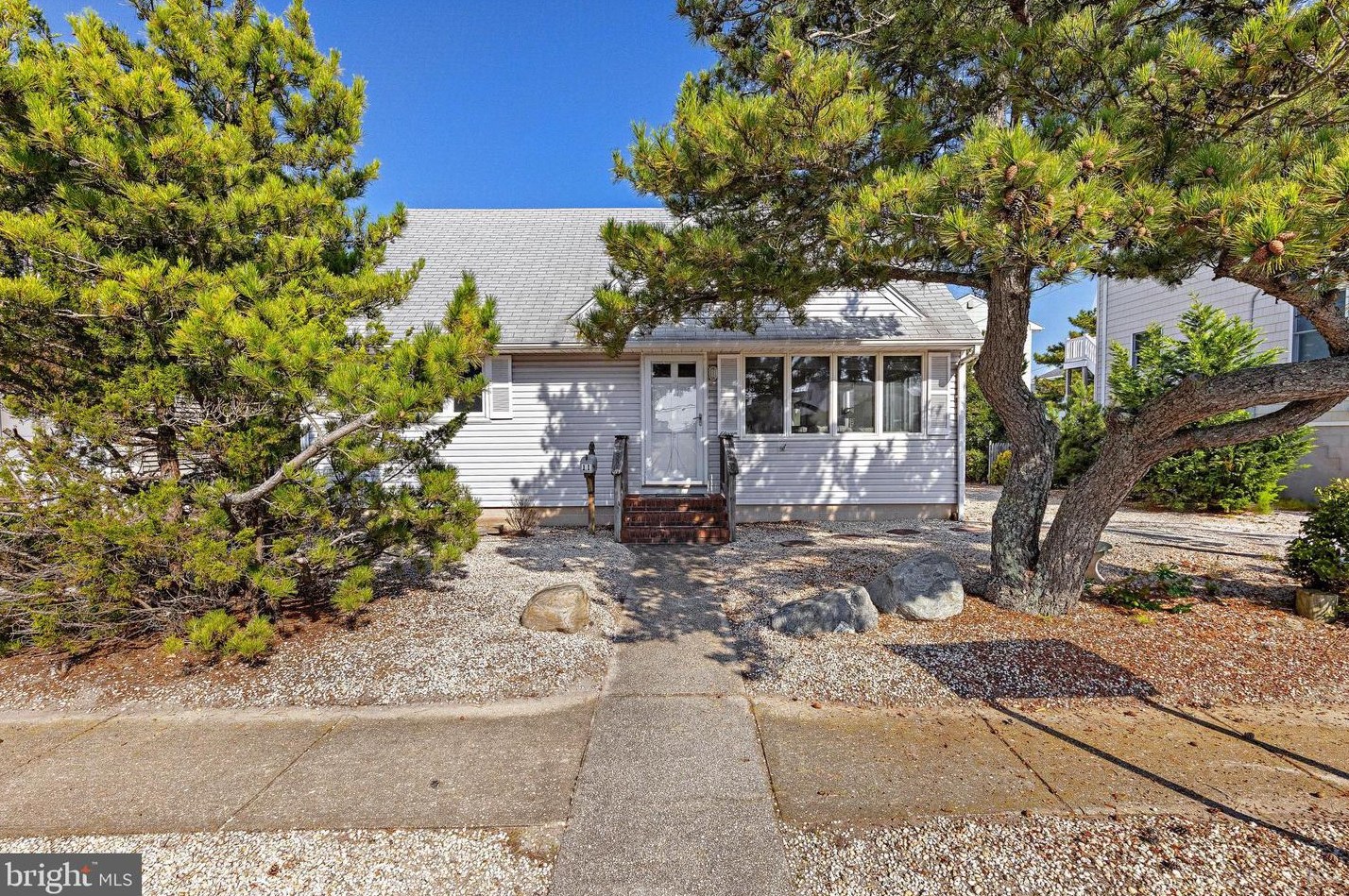 11 E Macevoy Ln, Long Beach Township, NJ 08008