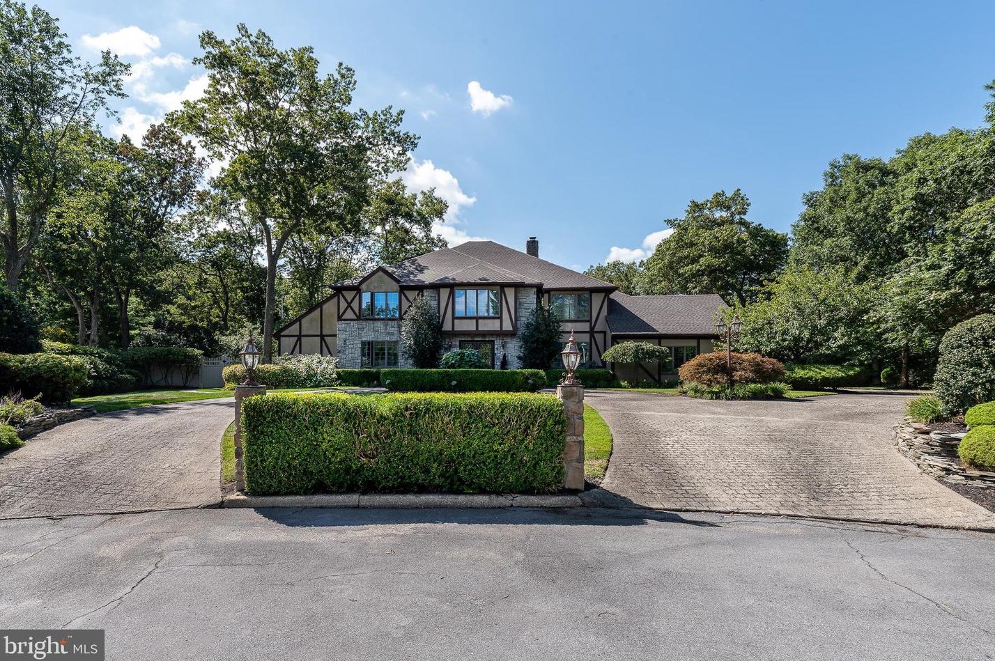 4 Steuben Ct, Lacey, NJ 08731