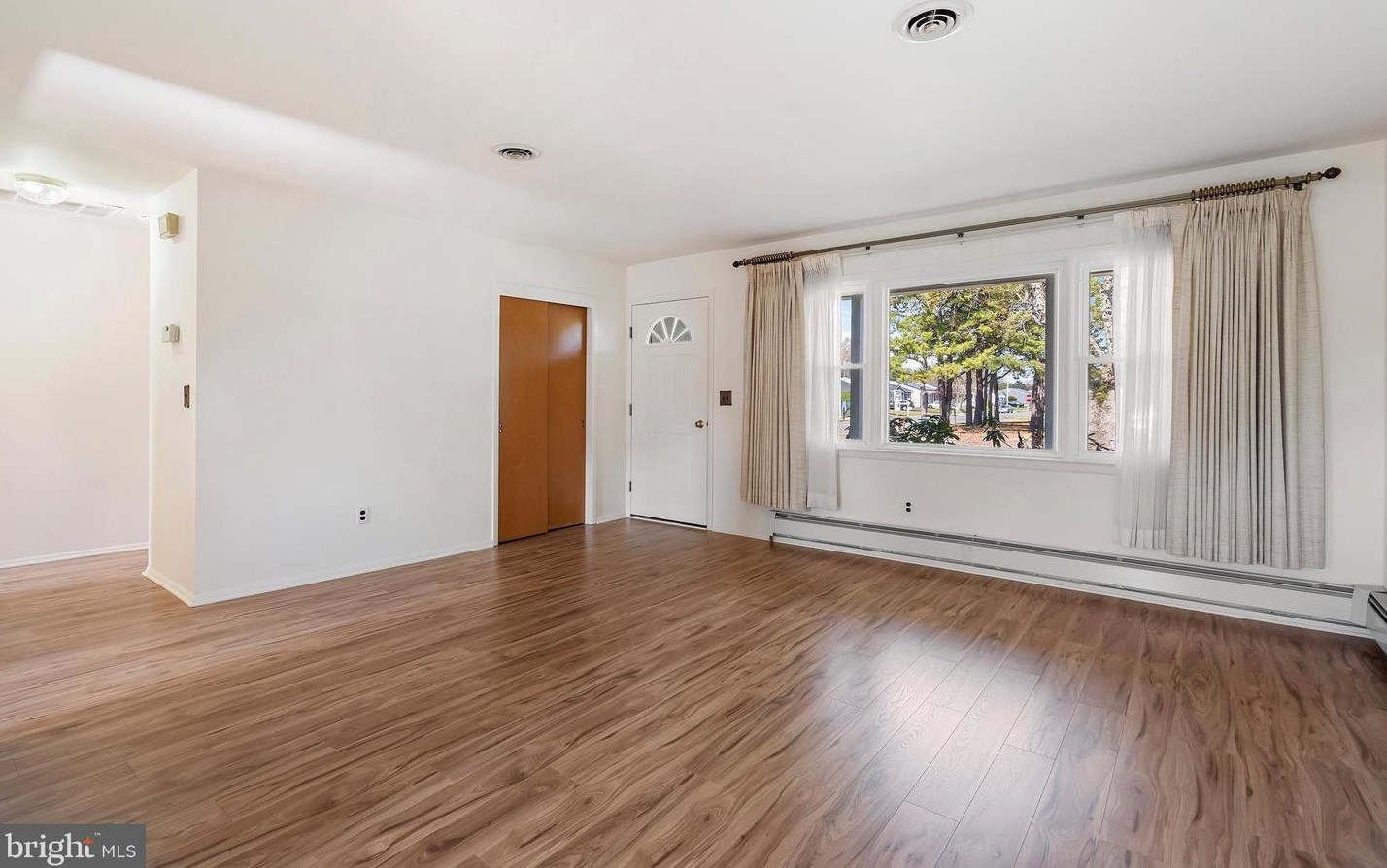 25 Willoughby Ct, Toms River NJ  08757-4701 exterior