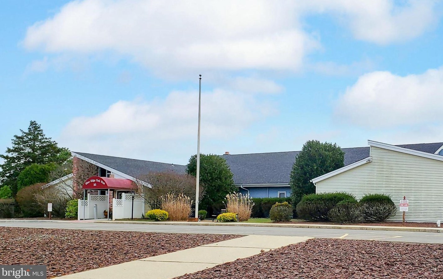 25 Willoughby Ct, Toms River NJ  08757-4701 exterior