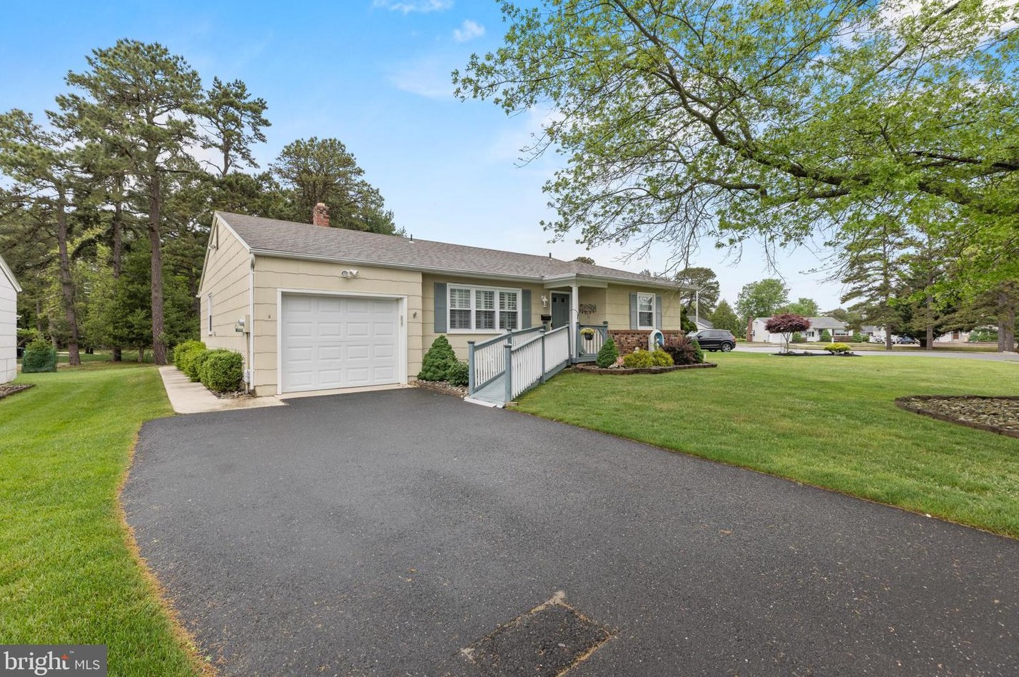 129 Edgewater Ct, Toms River, NJ 08757-5651