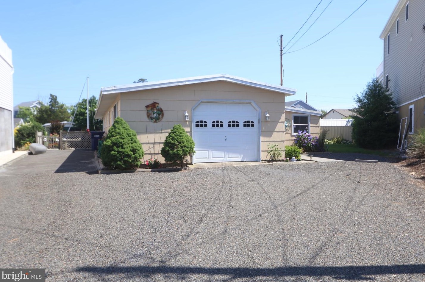 26 Daddy Tucker Dr, Tuckerton, NJ 08087-2304