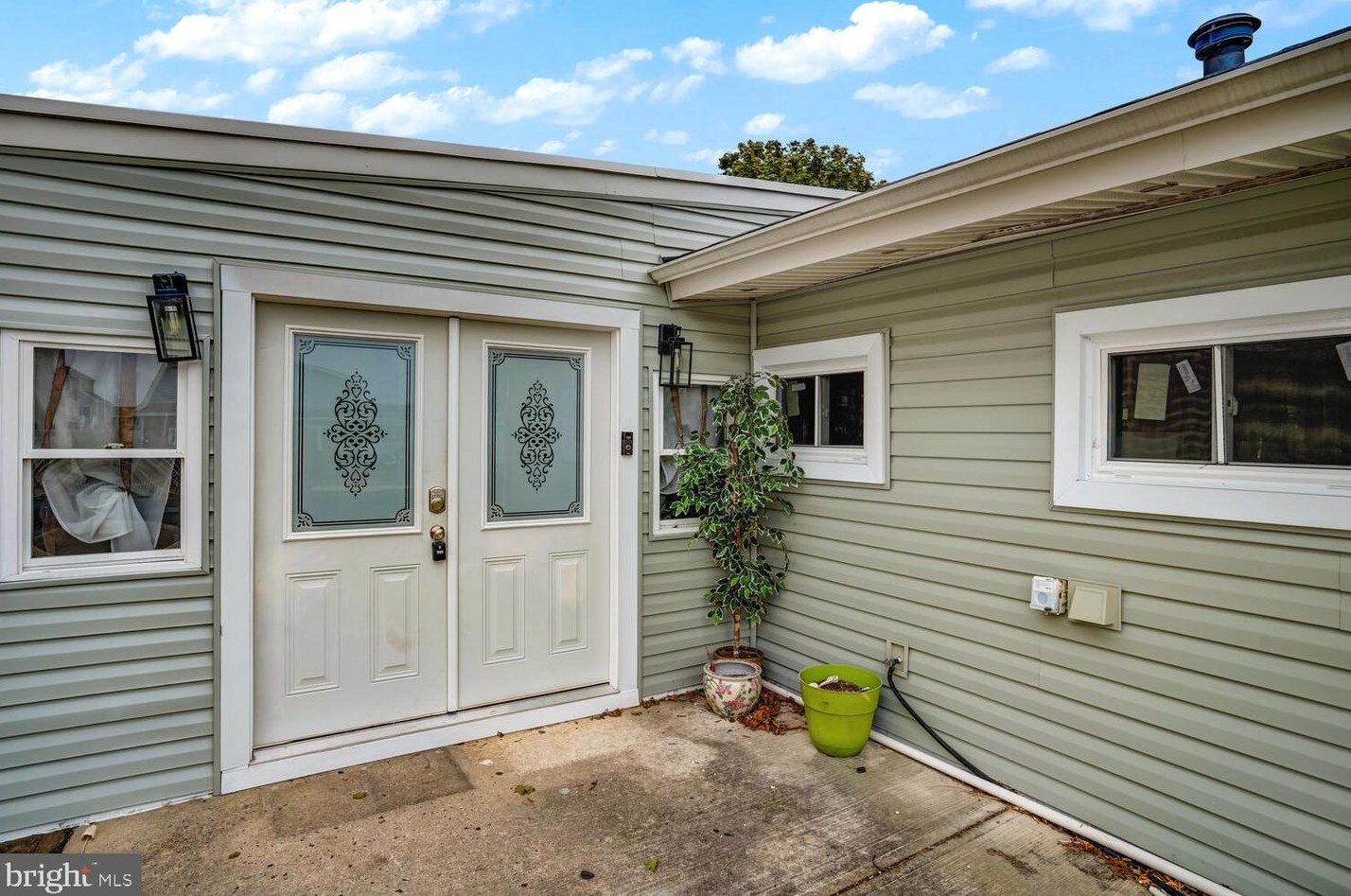 115 E Mohawk Dr, Tuckerton, NJ 08087