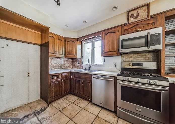 10 Baldwin Ter, Wayne NJ 07470-3653 exterior