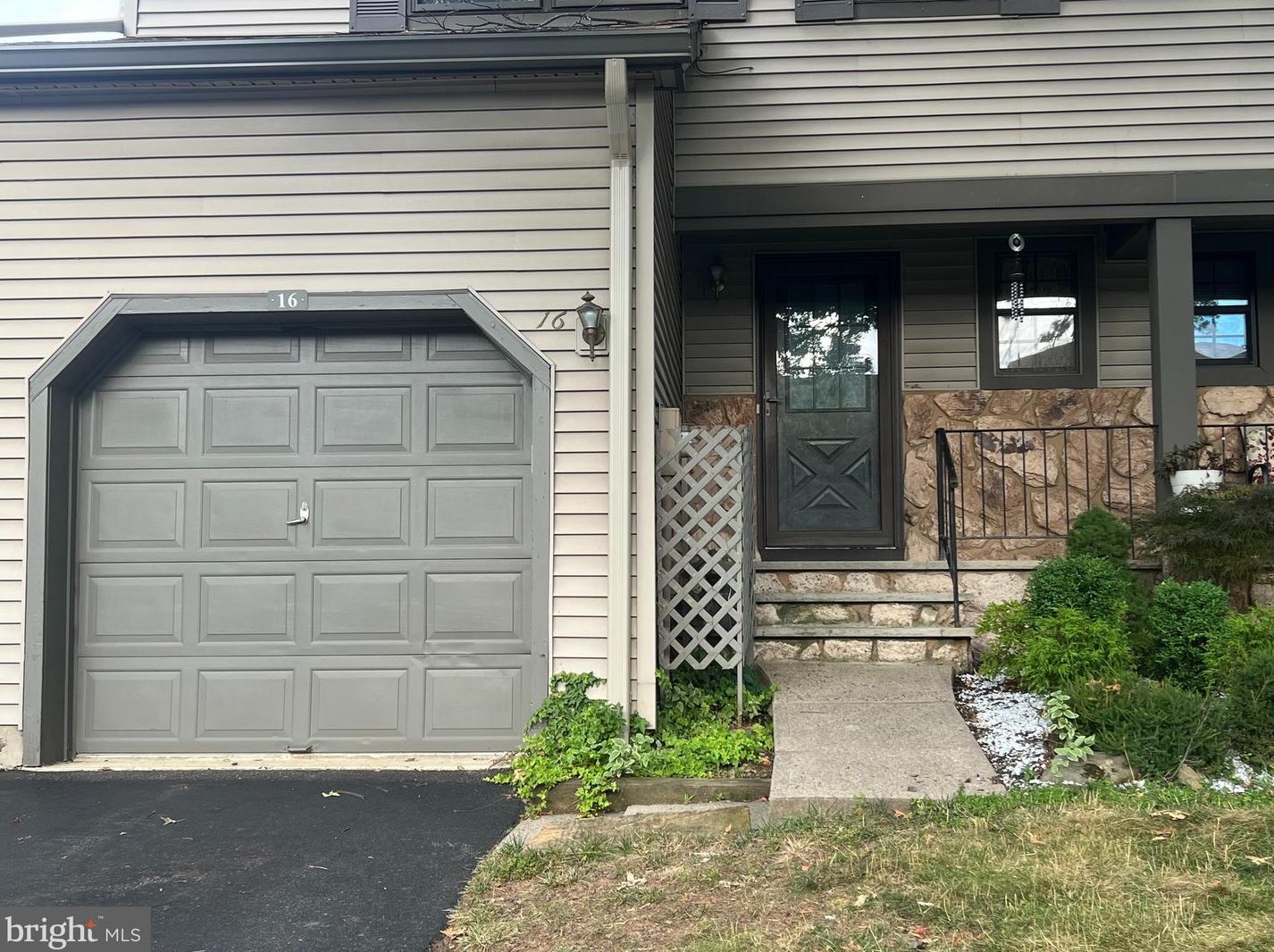 16 Manor Dr, Princeton, NJ 08540