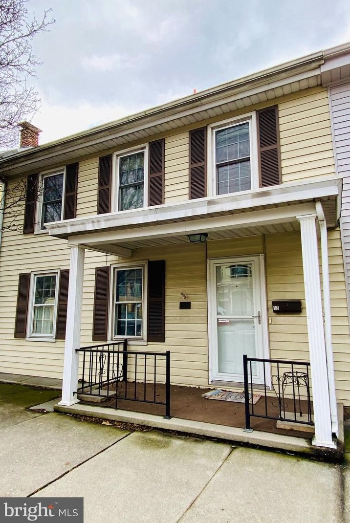 13 Lincoln Way, New Oxford, PA 17350-1208