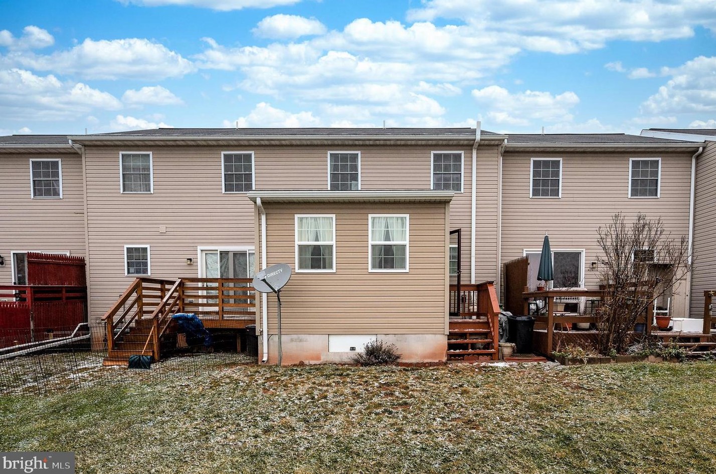 64 Fiddler Dr, New Oxford, PA 17350-8874