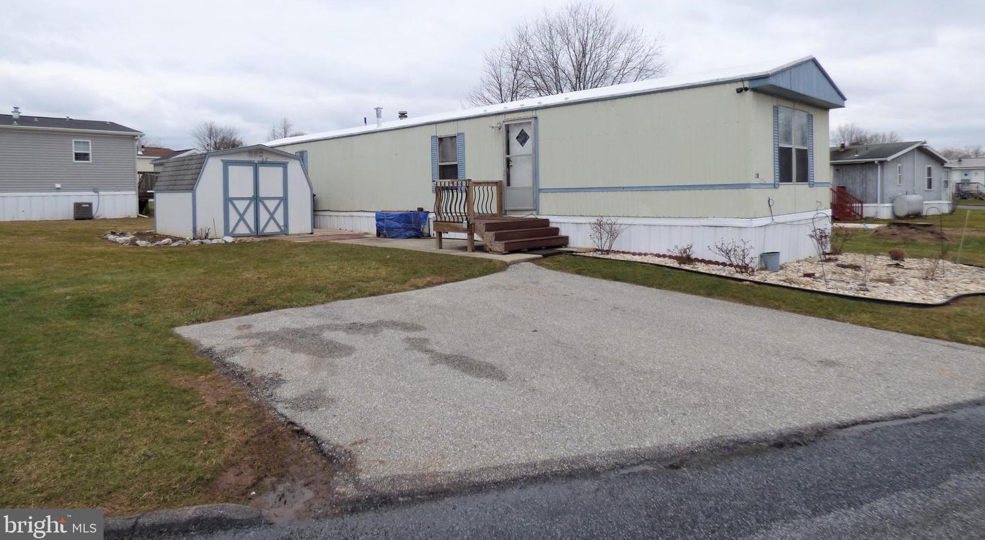 28 Jacqueline Dr, New Oxford, PA 17350-9215
