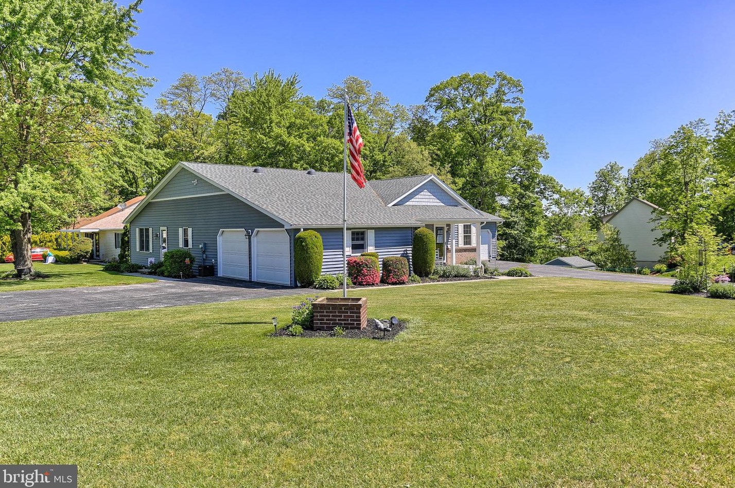 17 Pleasanton Dr, East Berlin, PA 17316-9357