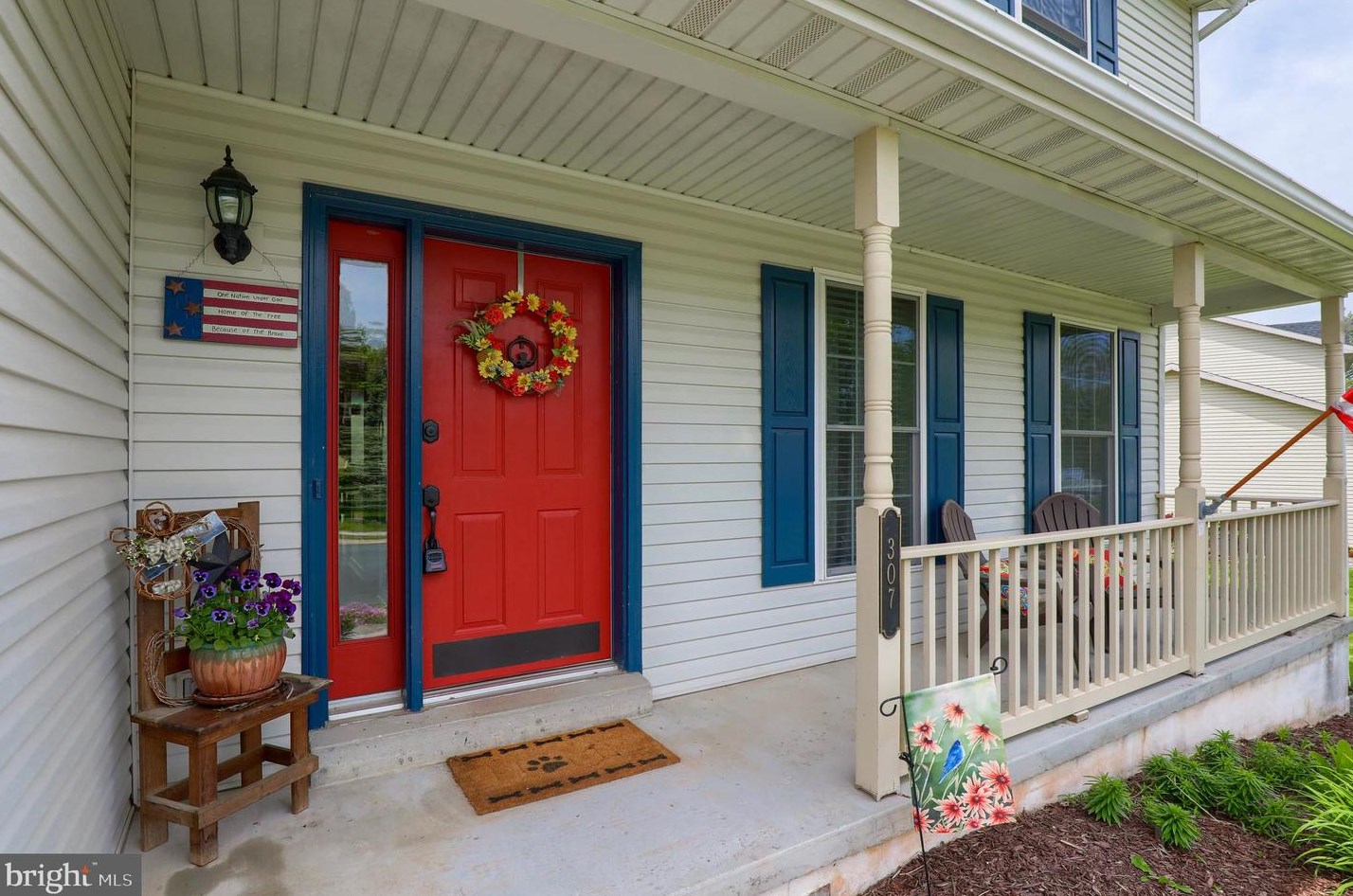 307 Drummer Dr, New Oxford, PA 17350-9396